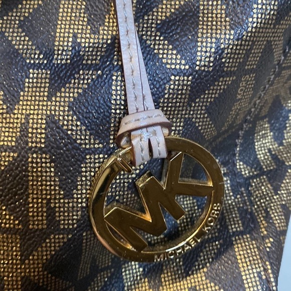 Michael Kors XL Tote 13” tall 14” wide 9” drop 4” wide on side Preowned EPC - Picture 9 of 13